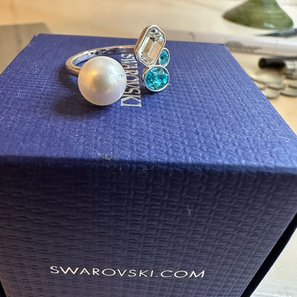 Beautiful pearl & crystal wrap ring